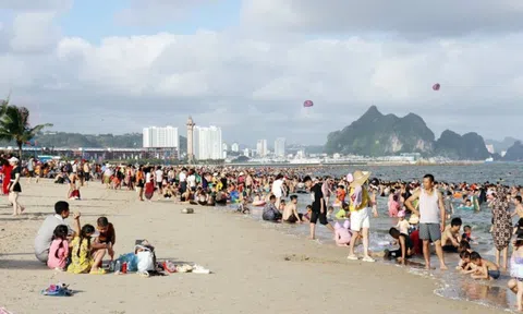 Quảng Ninh đón hàng trăm nghìn lượt du khách dịp cuối tuần