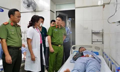 Lãnh đạo Công an Hà Nội thăm hỏi chiến sỹ bị thương khi chữa cháy