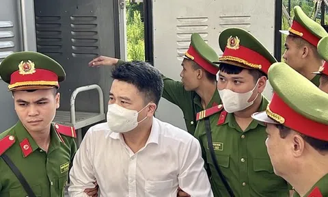 Hai cựu phó chủ tịch Hà Nội và Quảng Nam đi chung xe đặc chủng tới toà