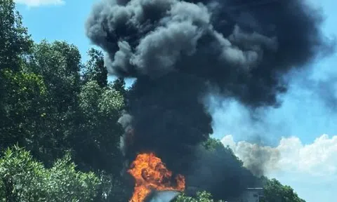 Ô tô đầu kéo bốc cháy ngùn ngụt trên cao tốc Pháp Vân - Cầu Giẽ