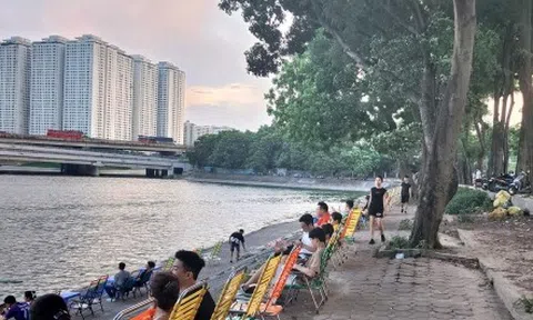 Vỉa hè, bờ hồ Linh Đàm lại bị lấn chiếm