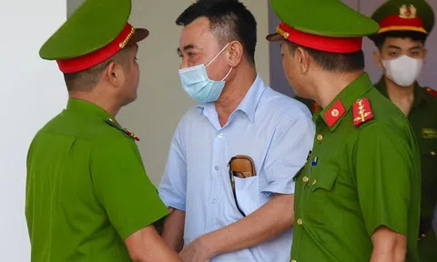 Chuyển 2,65 triệu USD "chạy án", cựu phó giám đốc Công an Hà Nội khóc nghẹn tại tòa