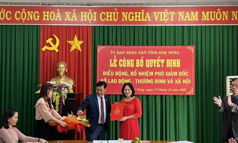 Cho thôi việc phó giám đốc sở xin nghỉ hưu ngay tại lễ bổ nhiệm