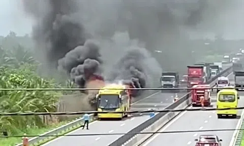 Xe khách bốc cháy ngùn ngụt, nhiều người hốt hoảng bỏ chạy