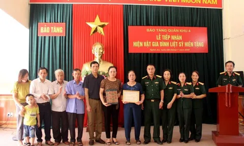 Tiếp nhận hiện vật của người thân Liệt sĩ Nguyễn Văn Kiền trao tặng