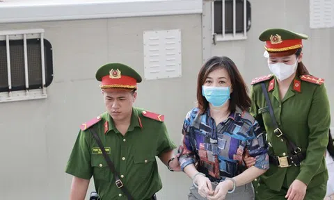 Nữ giám đốc tố bị đe dọa ‘nếu không gặp thì cho xong đời…’