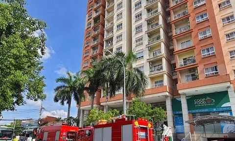 Cháy căn hộ chung cư ở TPHCM, người dân ôm đồ tháo chạy