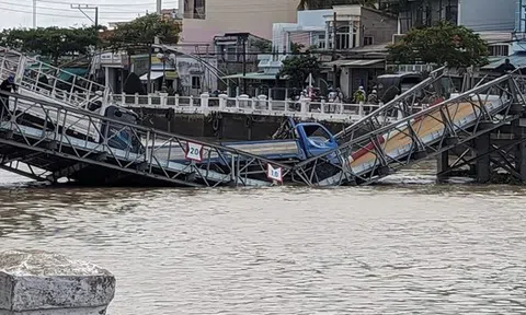 Một cây cầu tạm ở TP Trà Vinh bất ngờ sập khi đang thử tải