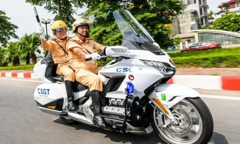 Ngắm dàn siêu mô tô dẫn đoàn Goldwing 2023 trên đường phố Hà Nội