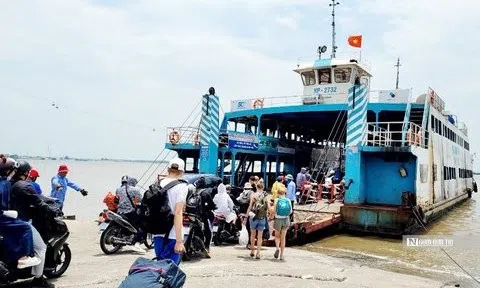 Hải Phòng: Du khách hối hả rời khỏi Cát Bà tránh bão số 1