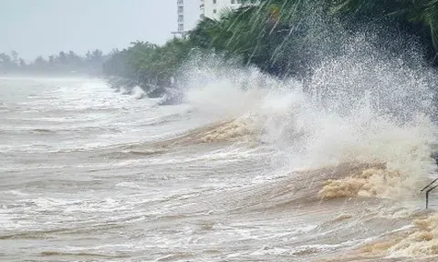 Bão số 1 tiếp tục suy yếu, cách Móng Cái 100 km
