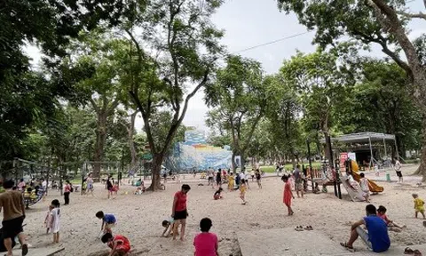 Hà Nội "ngăn" cả tuyến phố chỉ để làm dịch vụ cho thuê trò chơi xe điện?