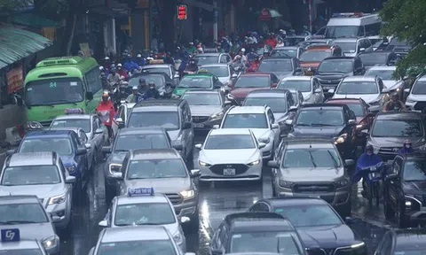 Mưa triền miên sau bão Talim, đường phố ùn tắc hàng giờ