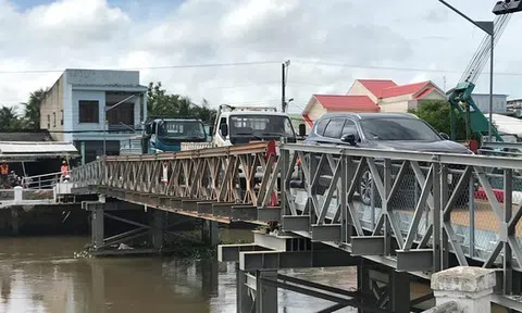 Cầu tạm bị sập ở Trà Vinh được sửa chữa, thử tải thành công với 3 xe nặng 20 tấn