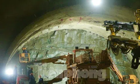 Cận cảnh công nhân ngày đêm khoét núi, thi công hầm cao tốc Quảng Ngãi - Hoài Nhơn