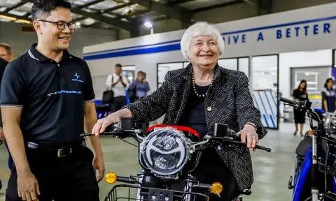 Bộ trưởng Tài chính Hoa Kỳ ngồi thử xe máy điện Việt Nam sản xuất