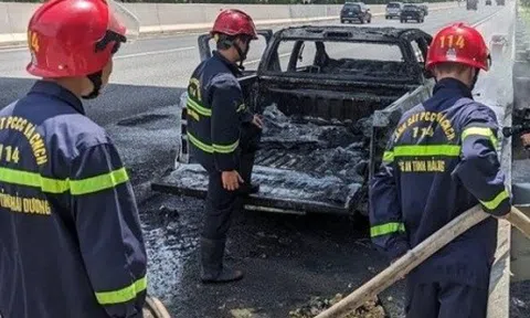 Xe ô tô cháy rụi trên cao tốc Hà Nội - Hải Phòng