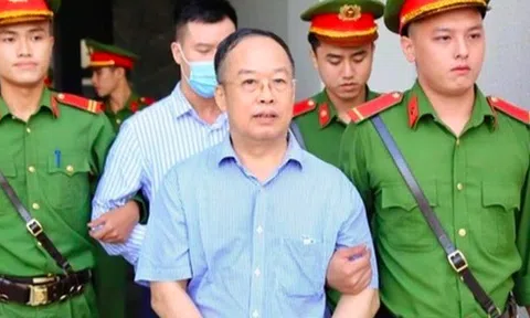 Bản cung thể hiện cựu Cục phó Quản lý xuất nhập cảnh chỉ đạo nhận, chia tiền biếu xén