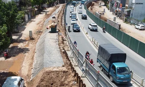 Cận cảnh đoạn đê trên đường Âu Cơ được yêu cầu đắp lại để ứng phó mùa mưa