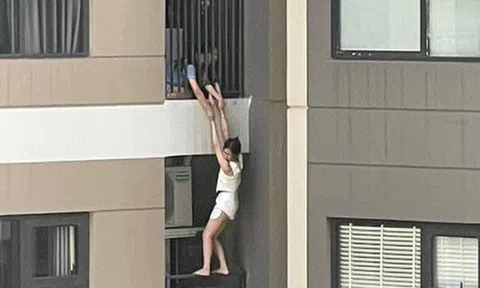 Hà Nội: Người phụ nữ lơ lửng ngoài lan can chung cư rồi rơi xuống đất