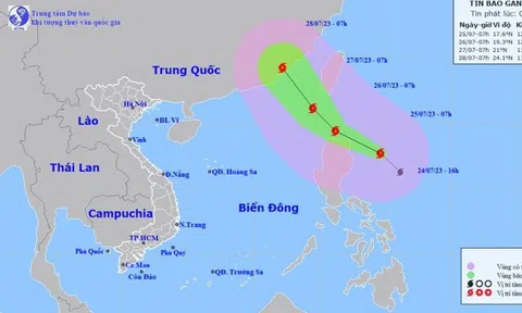 Bão Doksuri tiến gần Biển Đông, mạnh cấp 15, khả năng mạnh thêm trong 24 giờ tới