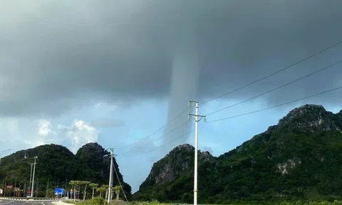Vòi rồng cao hàng trăm mét xuất hiện ở Cát Bà
