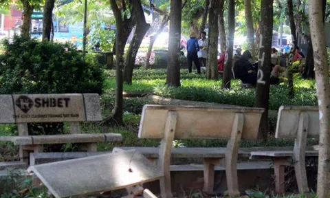 2 vườn hoa lớn ở Hà Đông (Hà Nội) xuống cấp nghiêm trọng