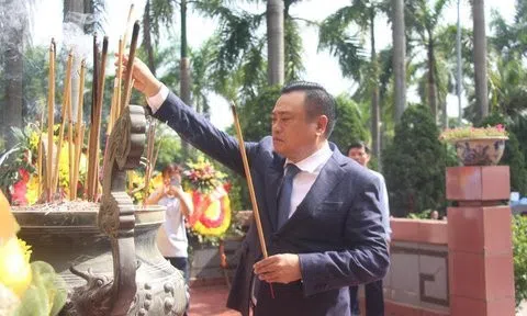 Chủ tịch Hà Nội Trần Sỹ Thanh dâng hương tri ân các anh hùng liệt sỹ