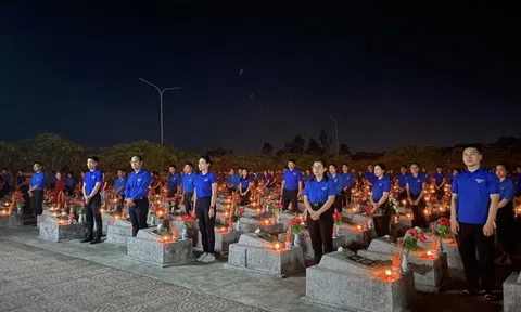 Thắp nến tri ân Anh hùng Liệt sĩ tại 85 nghĩa trang ở Quảng Bình