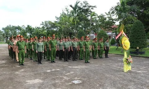 Công an tỉnh Kiên Giang dâng hương tri ân các anh hùng liệt sĩ