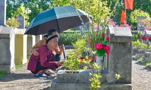 Xúc động hình ảnh cụ bà 100 tuổi tới viếng mộ con gái hy sinh 50 năm