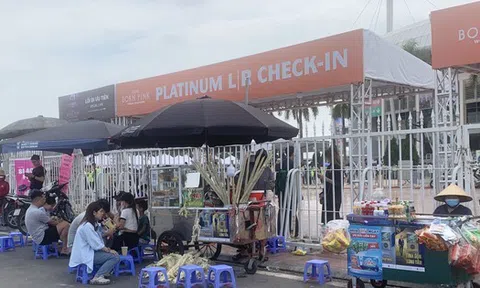 Hốt bạc nhờ các dịch vụ quanh 'chợ vé' trước cổng SVĐ Mỹ Đình