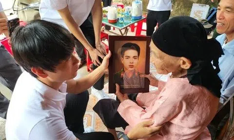 Xúc động hành trình trao tặng ảnh phục chế chân dung liệt sĩ
