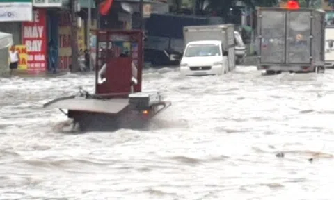 Đường phố Bình Dương, Bình Phước tan hoang sau cơn mưa lớn kéo dài