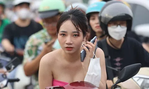 40 cảnh sát giao thông phân luồng, biển người mắc kẹt ở Mỹ Đình, gần như không thể di chuyển