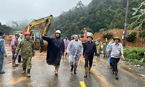 Hình ảnh Phó Thủ tướng Trần Lưu Quang lội bùn vào hiện trường vụ sạt lở đèo Bảo Lộc