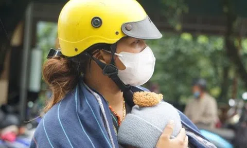 Người dân kẹt lại dưới chân đèo Bảo Lộc nhiều giờ, chờ đợi thông xe