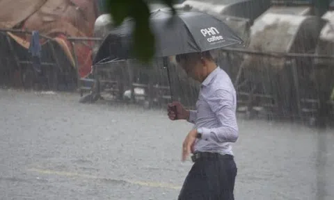 Mưa lớn bất ngờ ở Hà Nội khiến nhiều người trở tay không kịp, xe cộ "vật lộn" trong nước