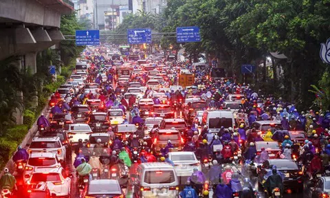 Mưa tầm tã, đường phố Hà Nội tắc 'không lối thoát'