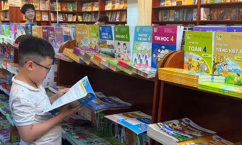 Người dân bức xúc vì giá sách giáo khoa quá cao