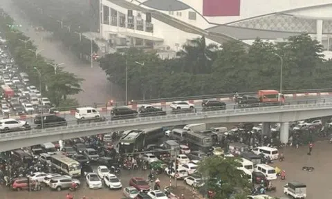 Hà Nội: Mưa như trút nước, nhiều nơi tắc cứng, tài xế chôn chân suốt 3 tiếng