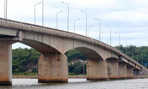 Cận cảnh cây cầu vượt đầm phá tại Huế được dân kiến nghị ‘trả lại tên’