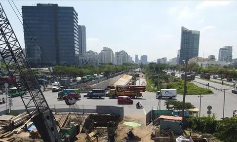 Xuyên đêm di dời hạ tầng kỹ thuật để tái thi công hầm chui 830 tỷ đồng ở TPHCM