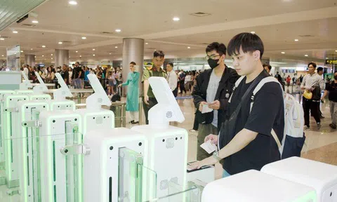 Khách bay làm thủ tục quét hộ chiếu tự động ở sân bay Tân Sơn Nhất cách nào?