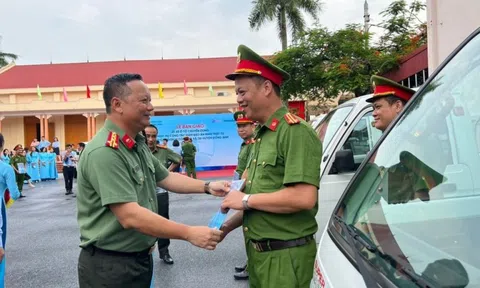 Hà Nội: Công an huyện Đông Anh tiếp nhận 20 xe ô tô chuyên dụng