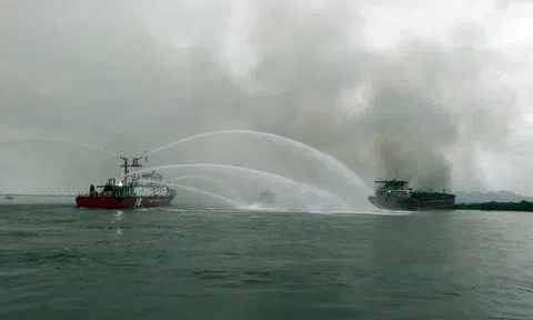 Hải Phòng: Tàu du lịch bốc cháy