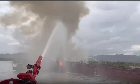 Cháy tàu du lịch, 6 thuyền viên nhảy xuống biển