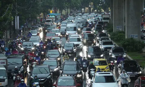 Hà Nội: Mưa lớn đúng giờ đi làm, người dân chen chân giữa dòng xe chật cứng
