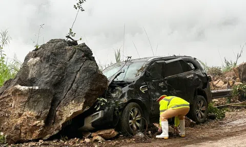 CLIP: Khoảnh khắc tảng đá lớn rơi xuống đè trúng xe ôtô 7 chỗ chở 4 người