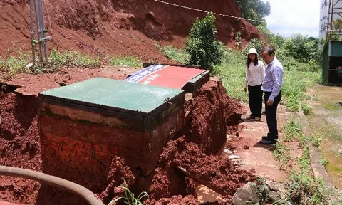 Hình ảnh bồn chứa xăng bất ngờ "đội đất chui lên", phong tỏa cây xăng